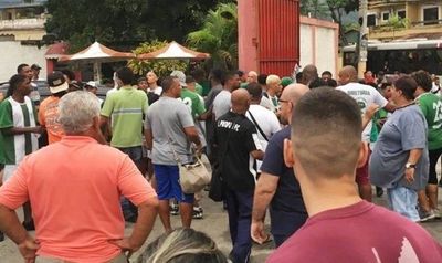 Torcedores do Mageense tentam sair do estádio do América depois da confusão