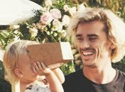 Antoine Griezmann e a primeira filha, Mia. Jogador também é pai de Amaro e Alba 

