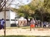 Dibre com as mãos? Ronaldinho se destaca em partida de vôlei em prisão no Paraguai