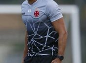 Técnicos de Vasco e Botafogo veem aproveitamento cair após troca de clube