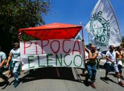 Dezenas de torcedores organizados protestaram na Academia de Futebol (Foto: Marcelo D. Sants/FramePhoto/Gazeta Press)