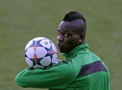 Balotelli sofre acidente de carro após Reveillón, abandona veículo e volta a pé para casa