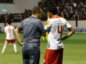 Raul Cabral oriente Ednei na volta do intervalo no Almeidão (Foto: Raphael Lemos)