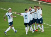 Na volta de Messi ao Maracanã, Argentina vence e fará semi com o Brasil