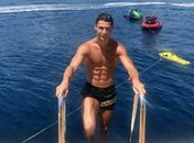 Cristiano Ronaldo aproveita férias em iate com diária de R$ 100 mil