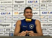 Jean comemora renovação com o Botafogo: 'Estou feliz por estar aqui e de ter tomado a decisão correta'