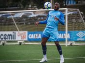 Manoel chega para assinar contrato e já fala como atleta do Corinthians