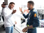 Neymar visita concentração da Seleção e ganha apoio dos colegas
