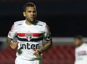 Daniel Alves rechaça polêmica com Pato e diz que recado foi para a imprensa