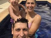 Dani Lins e Sidão com a Lara na piscina