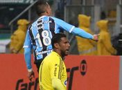 Aranha levou três gols na derrota da Ponte para o Grêmio (Foto: Richard Ducker/Framephoto/Estadão Conteúdo)