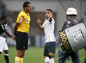 O árbitro Wagner do Nascimento Magalhães conversa com Gabriel, do Corinthians
