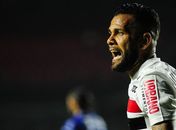 Daniel Alves condena falta de padrão do São Paulo: Só os fortes sobrevivem