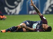 Daniel Alves preocupa Seleção Brasileira e pode ficar de fora da Copa (Foto: FRANCK FIFE/AFP)