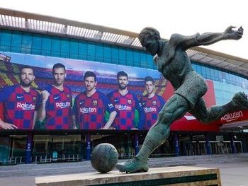 Barça ergueu estátua de Kubala em frente a estádio
