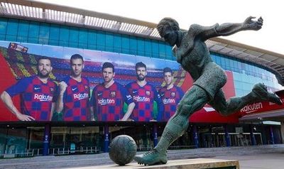 Barça ergueu estátua de Kubala em frente a estádio
