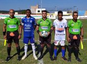 Árbitro Massau Claudino (ao centro) apita a grande final da Taça das Grotas