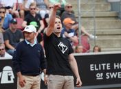 Homem invade quadra, faz saudação nazista e interrompe semifinal de tênis na Suécia