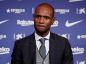 Éric Abidal durante entrevista coletiva em Barcelona 