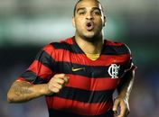 Antigo companheiro lamenta não ter conseguido livrar Adriano da depressão