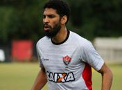 “Fizeram m… aqui, todo mundo sabe”, desabafa zagueiro do Vitória