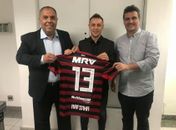 Rafinha desembarca no Rio e agradece recepção da torcida do Fla