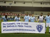 Após a denúncia, Paysandu entrou em campo pedindo o fim das discriminações (Foto: Fernando Torres/Paysandu)