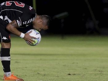 Yago Pikachu beija a bola antes de cobrar o pênalti e marcar o terceiro gol do Vasco 
