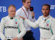 Hamilton chegou a oferecer o troféu da vitória para Bottas, que, porém, recusou (Foto: Maxim Shemetov/Reuters)