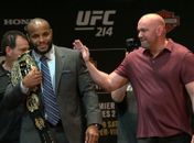 Daniel Cormier tentou jogar seus cinturões do UFC fora após a derrota por nocaute para Jon Jones no UFC 214 (Foto: Evelyn Rodrigues)