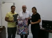 Prefeito recebe troféu de agradecimento pelo apoio ao Viva Motocross