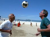 Júnior, ex-Fla, e Mendonça, ex-Botafogo, batem bola na praia em abril de 2008 Foto: Pablo Jacob / Agência O Globo