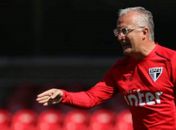 Dorival Júnior tenta afastar São Paulo da zona do rebaixamento (Foto: Rubens Chiri/saopaulofc.net)