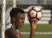 Corinthians negocia empréstimos ao Paraná, mas veta saída de lateral