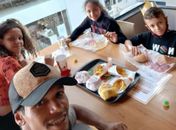 Fabinho recarrega as energias e mata saudade dos filhos em Balneário Camboriú