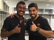 Paulinho é parabenizado por Suárez após primeiro gol pelo Barcelona