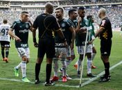 Árbitro voltou atrás após marcar pênalti de Ralf em Dudu (Foto: Marco Galvão/Fotoarena/Estadão Conteúdo)
