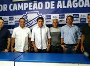 Flávio Araújo (Centro) é apresentado no CSA