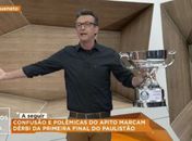 Neto leva pôster e taça de campeão e revolta palmeirenses