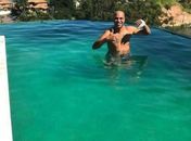 Adriano aproveita Búzios com churrasco, amigos e drink misterioso