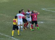 Nunes e Gladstone se encaram no meio da área (Foto: Oscar Herculano Jr / EPTV)