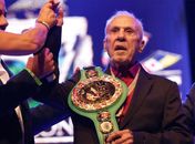Conselho Mundial homenageia Eder Jofre e lhe 'dá' 3º título mundial