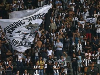 Cerca de 50 torcedores do Botafogo invadiram o Nilton Santos Vítor Silva/SSPress/Botafogo