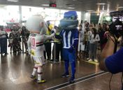 São Paulo chega a Maceió e é recepcionado pelo mascote do Azulão