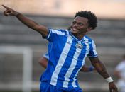 Dedé balançou as redes duas vezes para garantir a vitória azulina