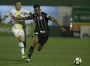 Carille ignora gritos de campeão da torcida após triunfo em Chapecó