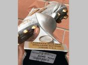 Jogador recebe troféu de artilheiro ainda com etiqueta de preço e fica indignado