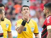Integrantes do VAR divergiram em pênalti anulado do Flamengo