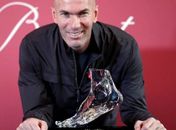 Moldados em cristal, 'pés de Zidane' são vendidos a R$ 175 mil; nº 98 já foi reservado