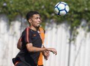 Thiaguinho ganha chances com Jair e acirra disputa no meio do Corinthians